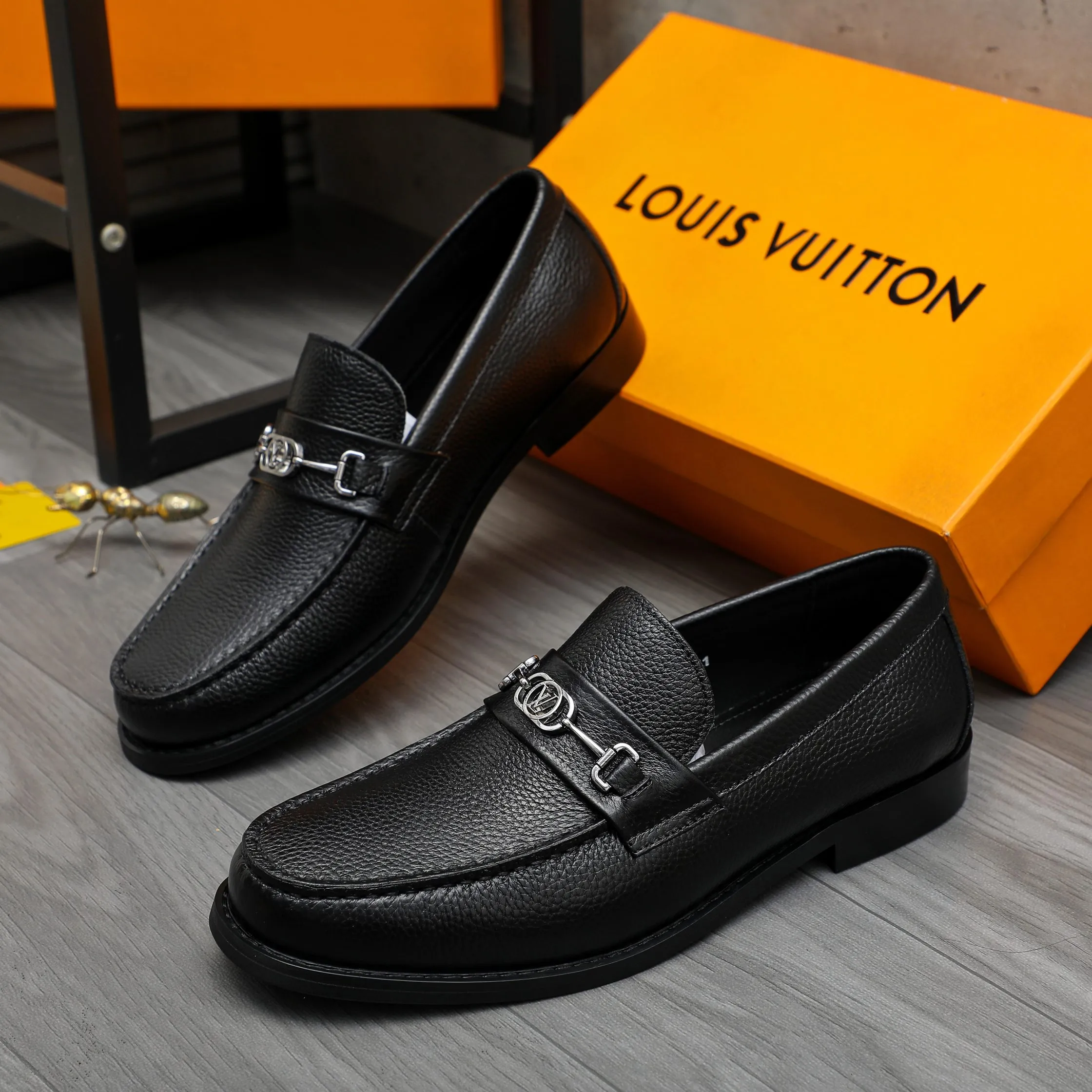 Men's shoes 💰p460 Product trademark: LV (Louis Vuitton) business slip-on leather shoes. Regular size: 38-45 (45 is custom-made and non-returnable) Product materials: Selected high-quality pebbled cowhide upper, cowhide lining, original rubber outsole